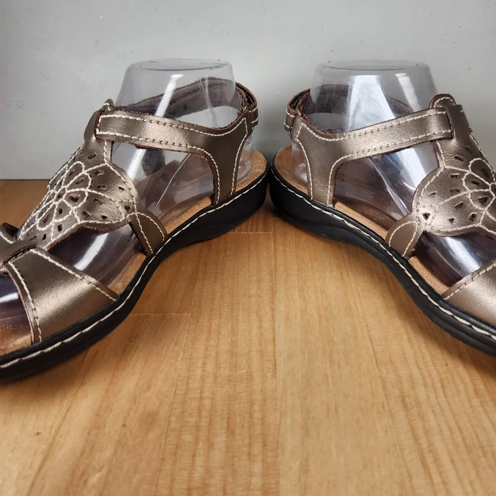 Clarks Sandals Women’s 9 Brown Leather Open Toe Wedge Floral Bendables Shoes - Picture 9 of 12